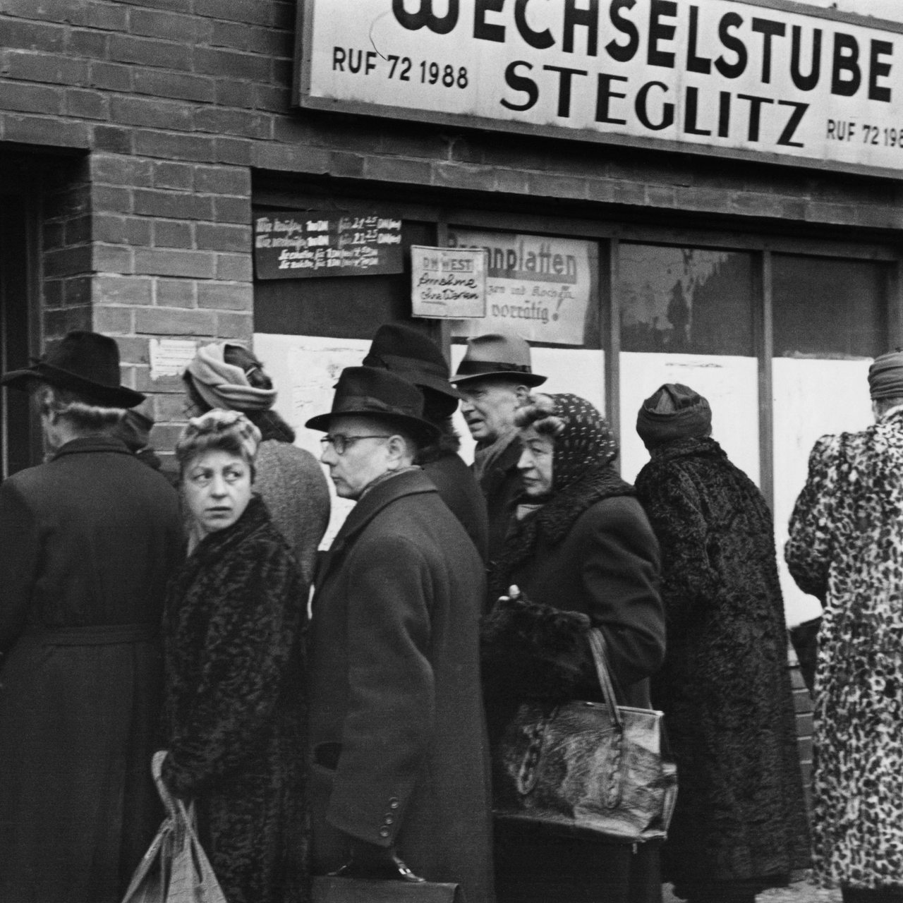 Währungsreform 1948: Andrang vor einer Wechselstube in Steglitz. 