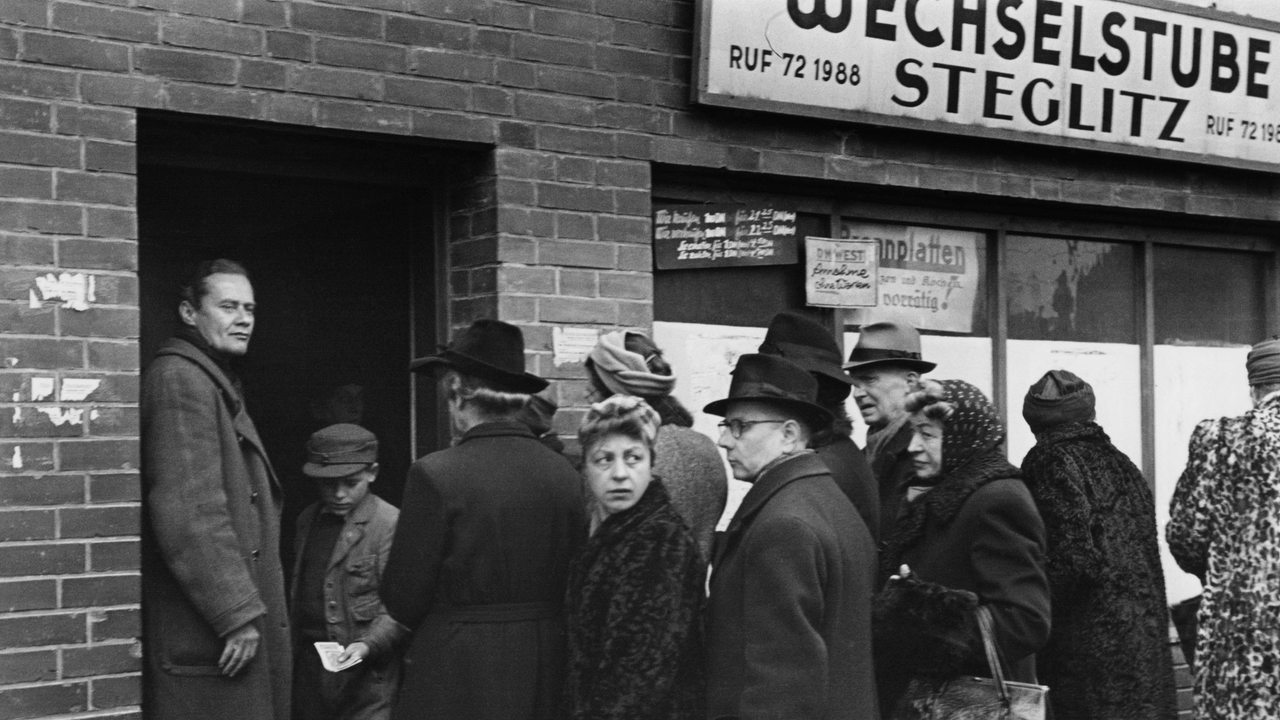 Währungsreform 1948: Andrang vor einer Wechselstube in Steglitz. 