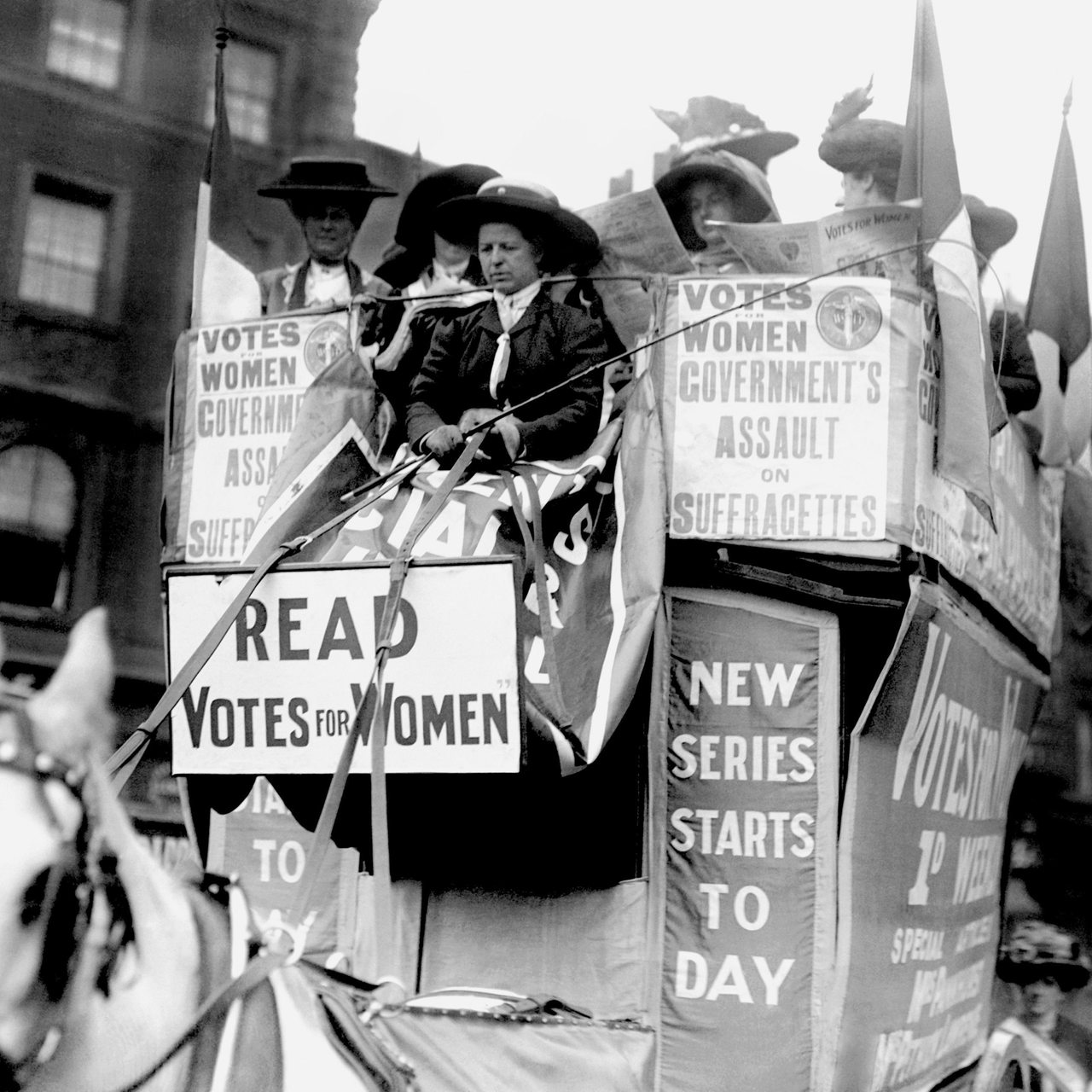 Suffragetten-Demonstration auf dem Pferdewagen um 1910. Emmeline Pankhurst hält die Zügel