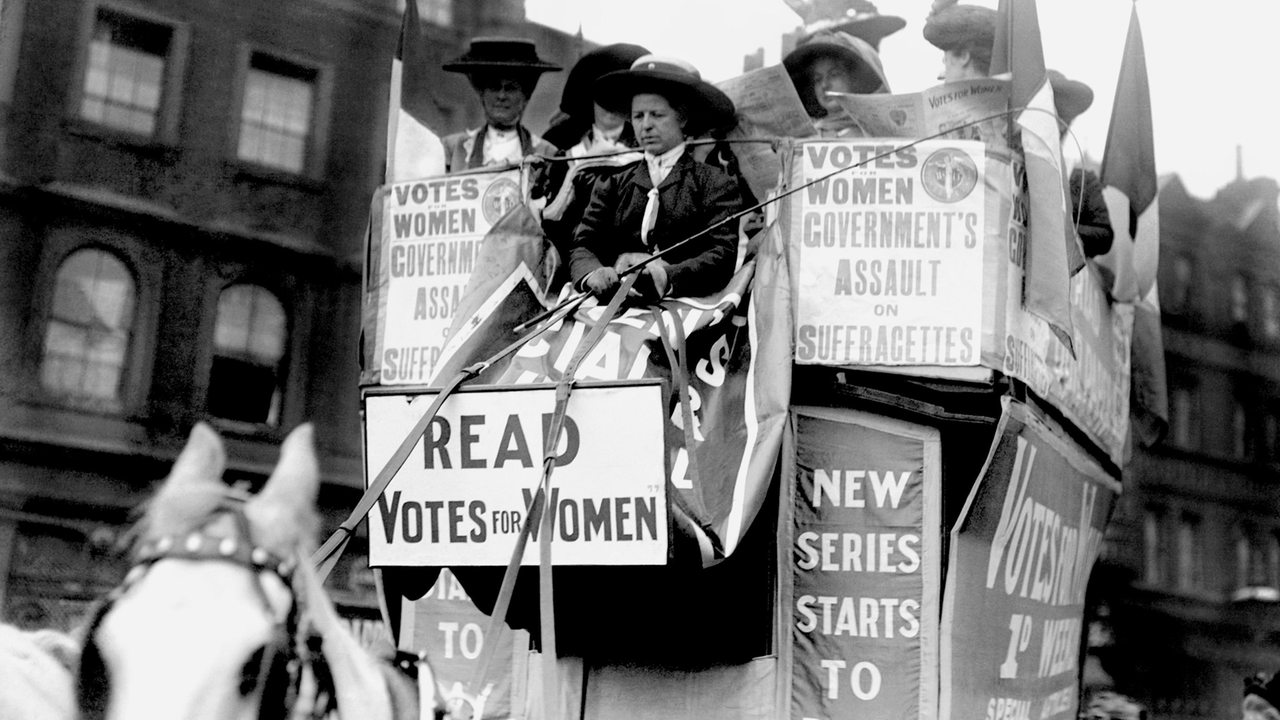 Suffragetten-Demonstration auf dem Pferdewagen um 1910. Emmeline Pankhurst hält die Zügel