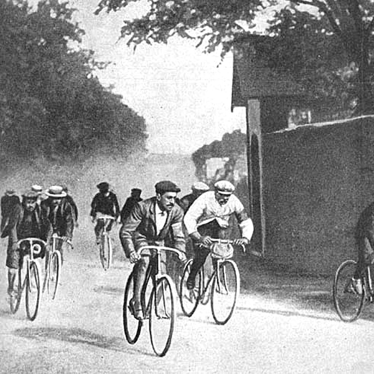 Zeichnung der ersten Tour de France 1903 mit dem späteren Gewinner Maurice Garin im hellen Jersey (mittig)