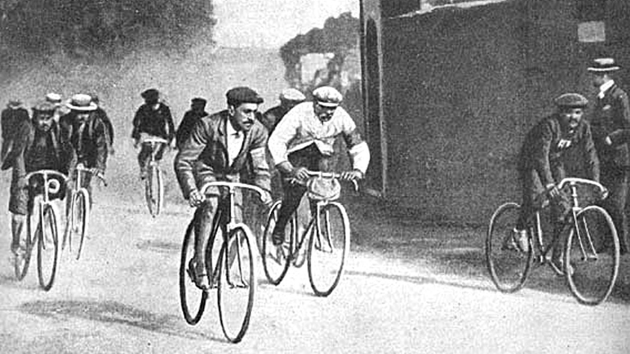 Zeichnung der ersten Tour de France 1903 mit dem späteren Gewinner Maurice Garin im hellen Jersey (mittig)