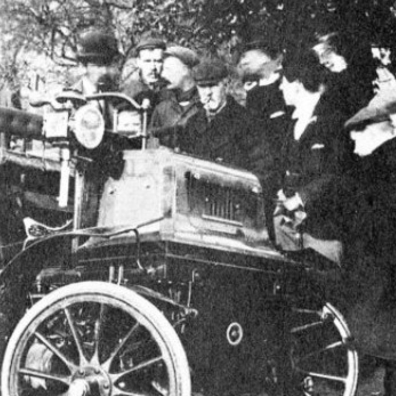 Schaulustige stehen an einem verunglückten Motorwagen (Archivbild)