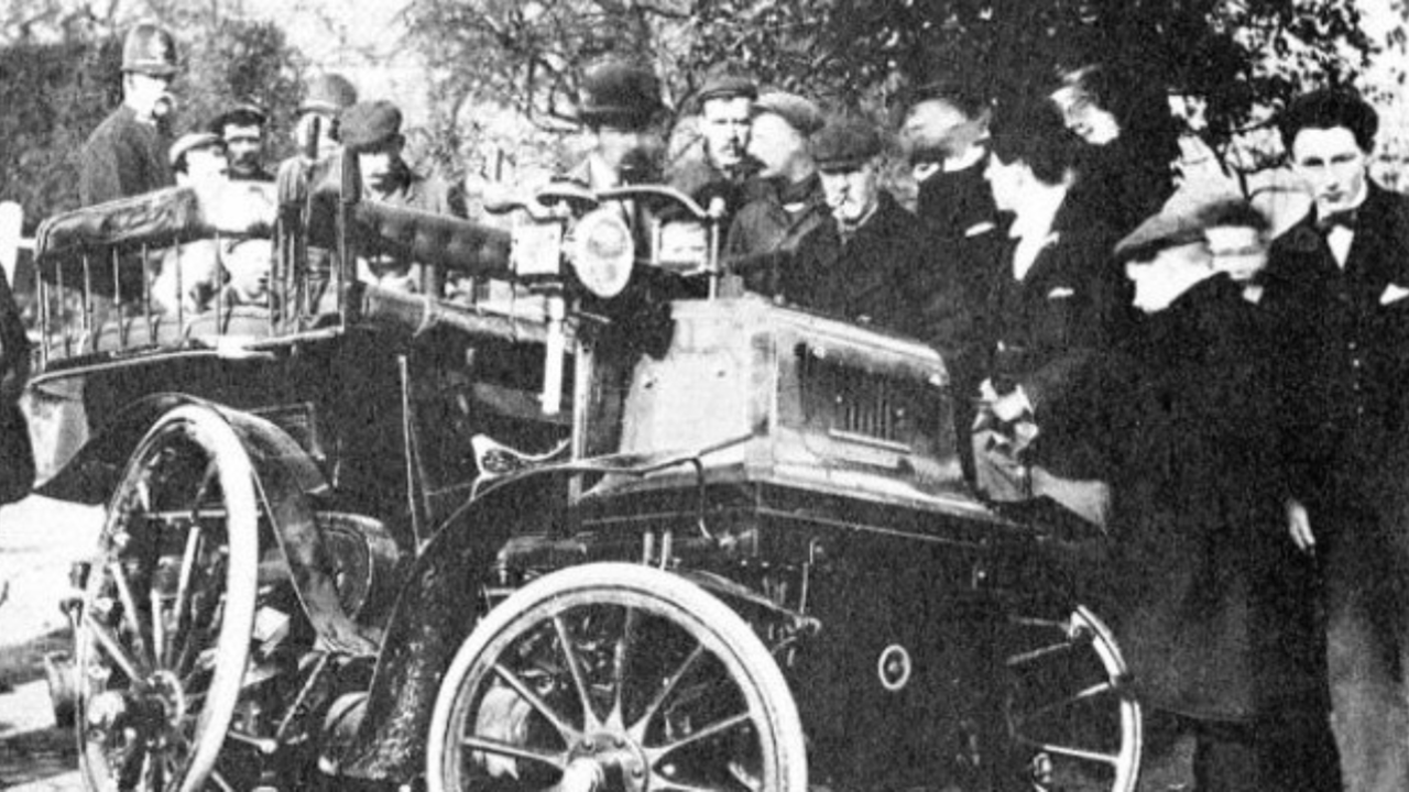 Schaulustige stehen an einem verunglückten Motorwagen (Archivbild)