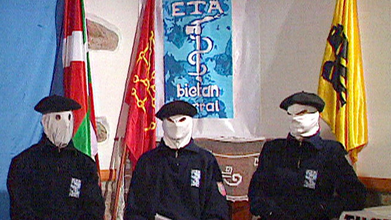 Maskierte Mitglieder der baskischen Terrorgruppe ETA verlesen 2009 eine Presserklärung im Fernsehen. 