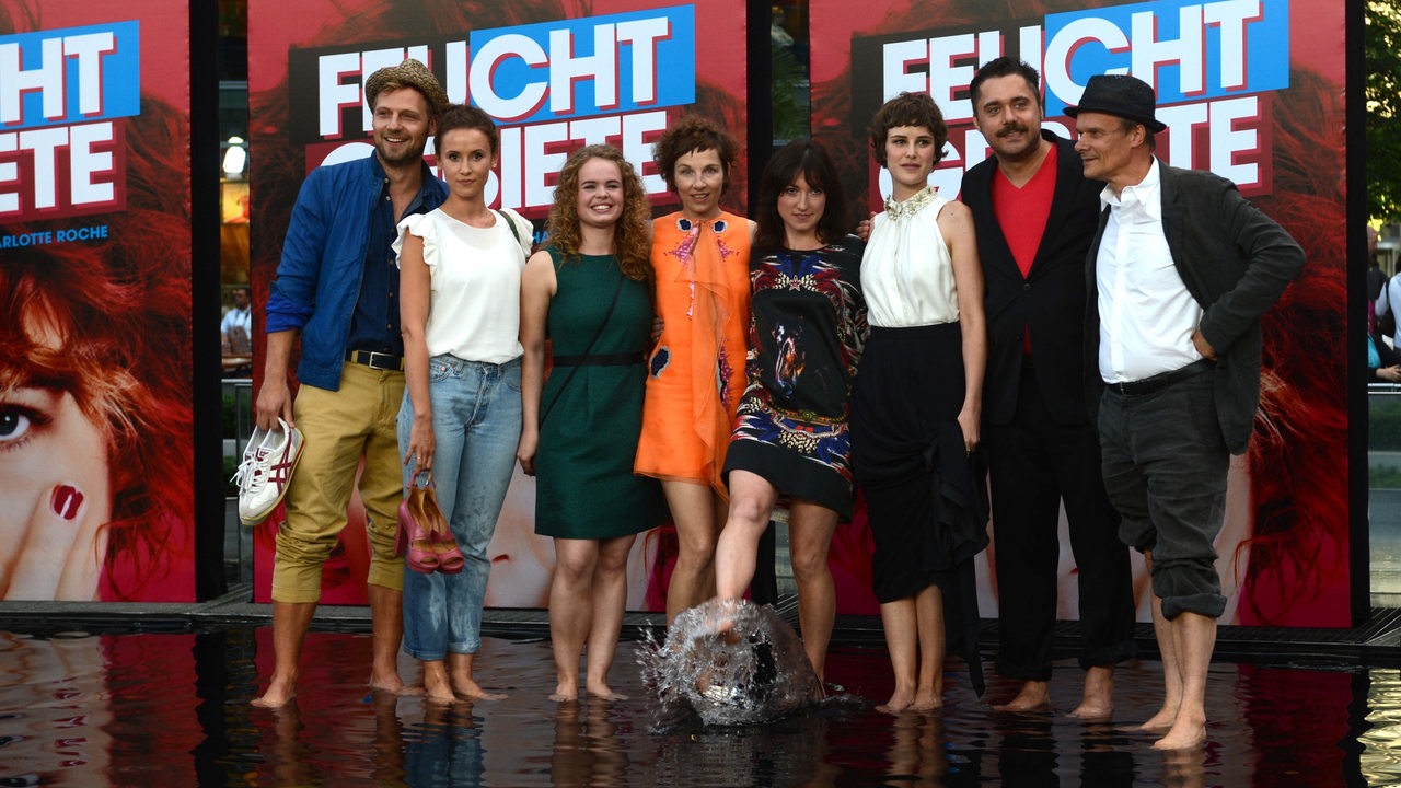 Film-Cast mit Buch-Autorin Charlotte Roche (4. v. r.) Premiere "Feuchtgebiete", SonyCenter, Berlin, 13.8.2013