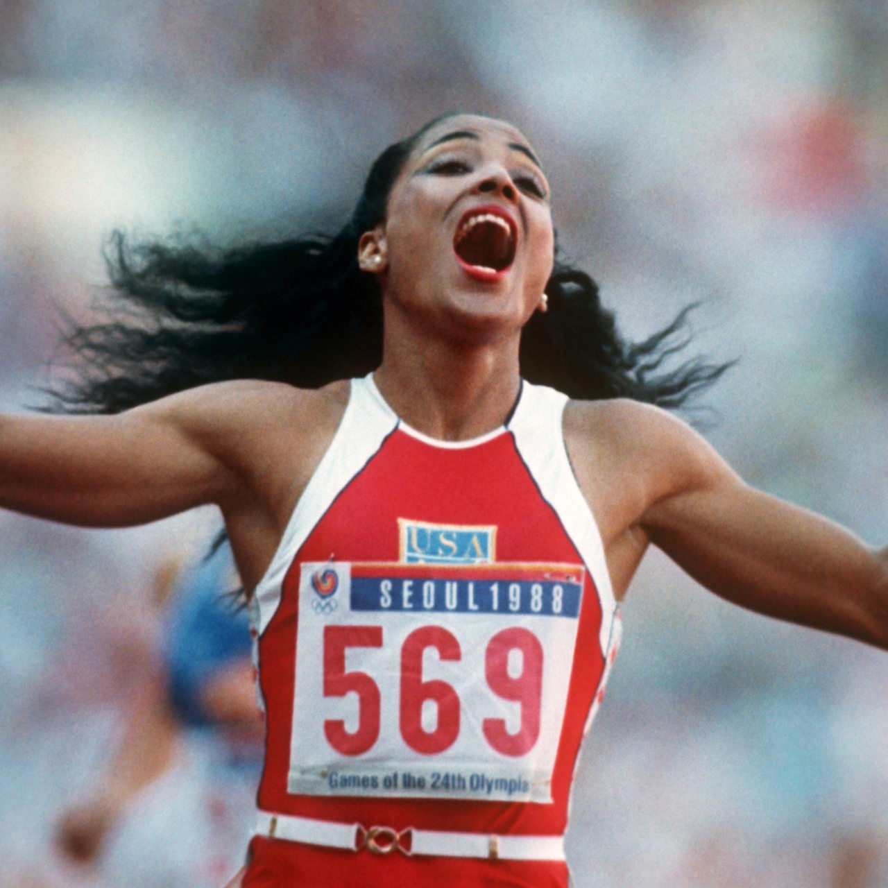 29.09.1988, Südkorea, Seoul: Jubelnd reißt Florence Grifffith-Joyner ihre Arme in die Höhe.