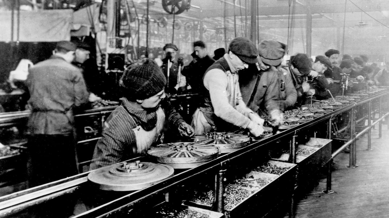 Historische Aufnahme von 1913 zeigt Arbeiter am Fließband in einem Fordwerk in den USA.