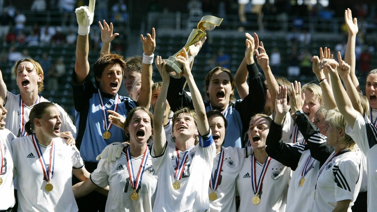 Die deutsche Frauen-Fußball-Nationmannschaft feiert 2003 den Weltmeistertitel