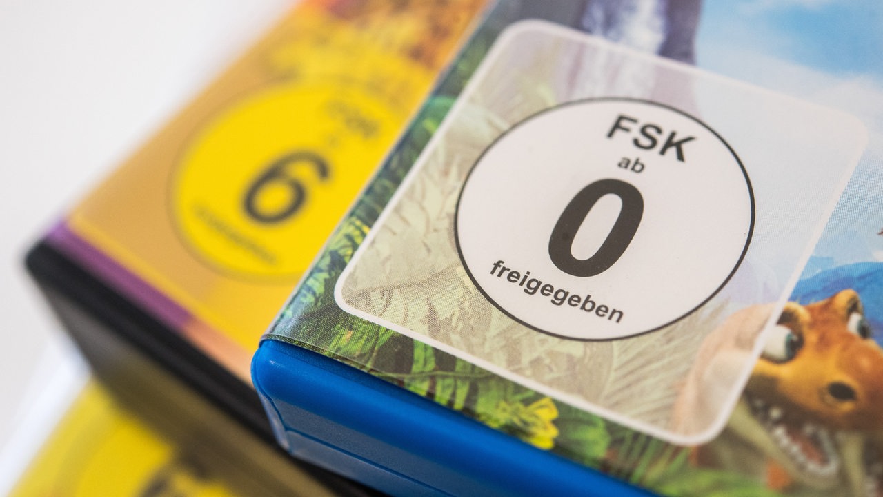 DVDs mit unterschiedlichen Altersfreigaben liegen auf einem Tisch.