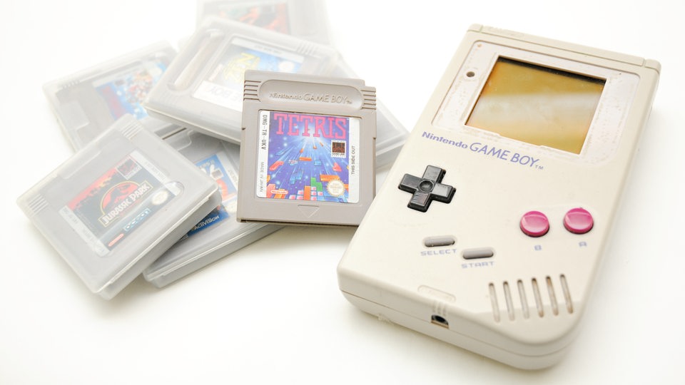 Ein Game Boy aus dem Jahr 1989 mit diversen Spielen.