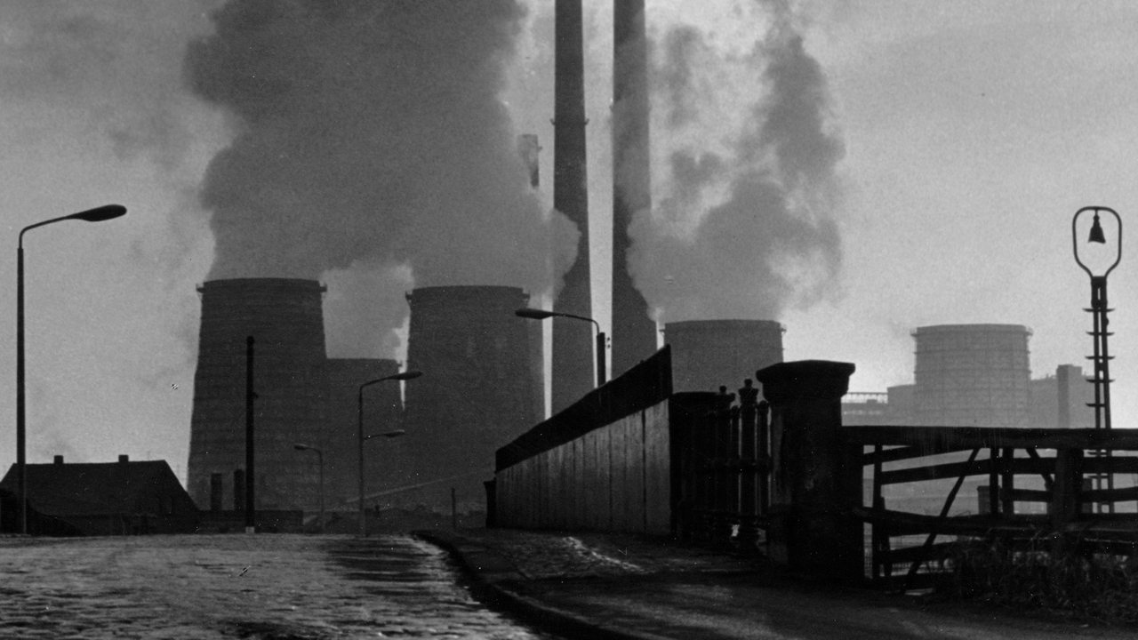 Wolken aus den Kühltürmen steigen in den dunstigen Himmel über dem Chemiekombinat Bitterfeld (Foto aus dem Jahr 1970). 