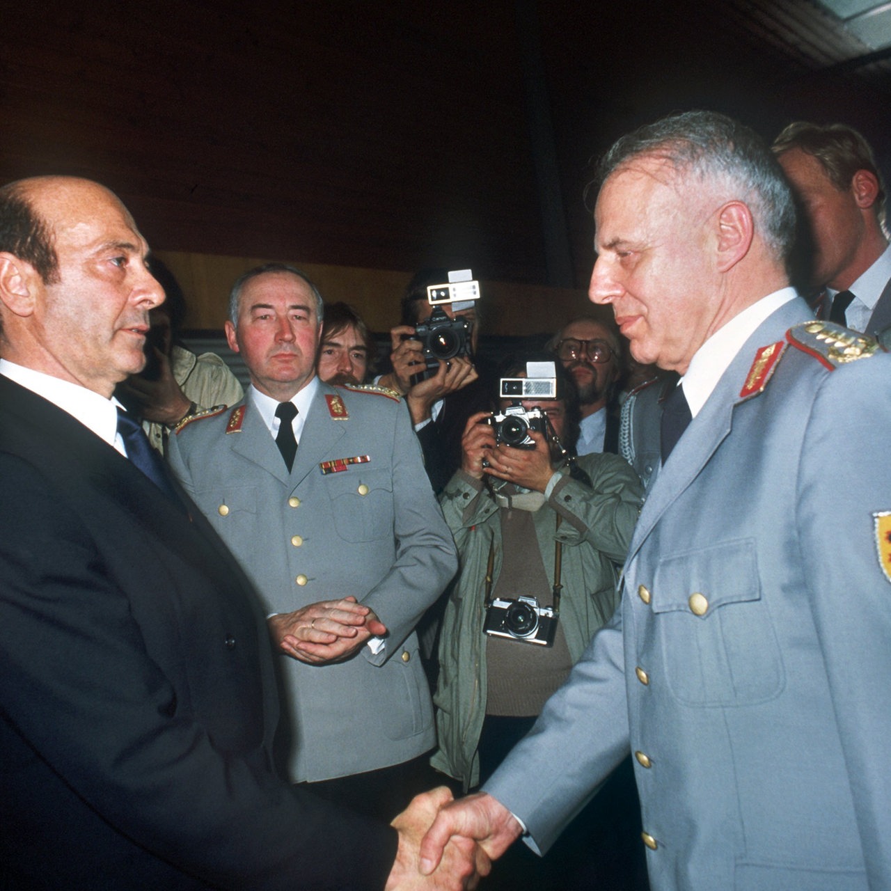 General Günter Kießling (l) und Bundesverteidigungsminister Manfred Wörner geben sich nach dem Abschiedsempfang die Hand.
