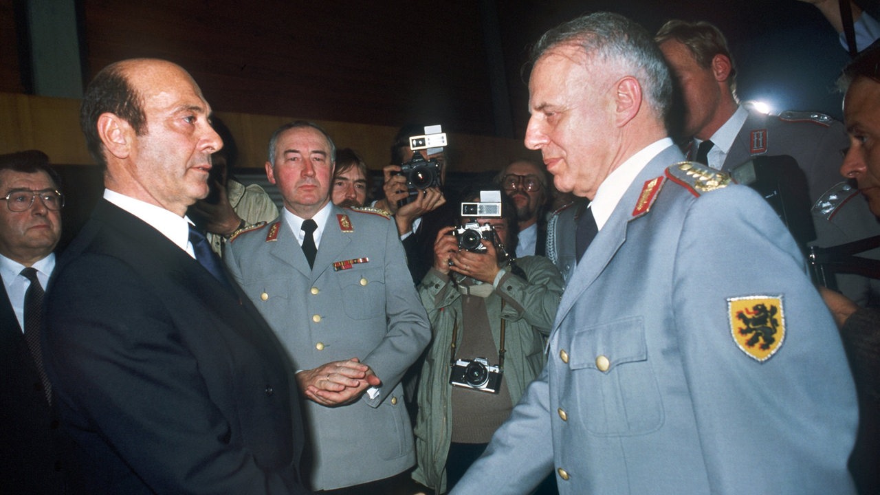 General Günter Kießling (l) und Bundesverteidigungsminister Manfred Wörner geben sich nach dem Abschiedsempfang die Hand.