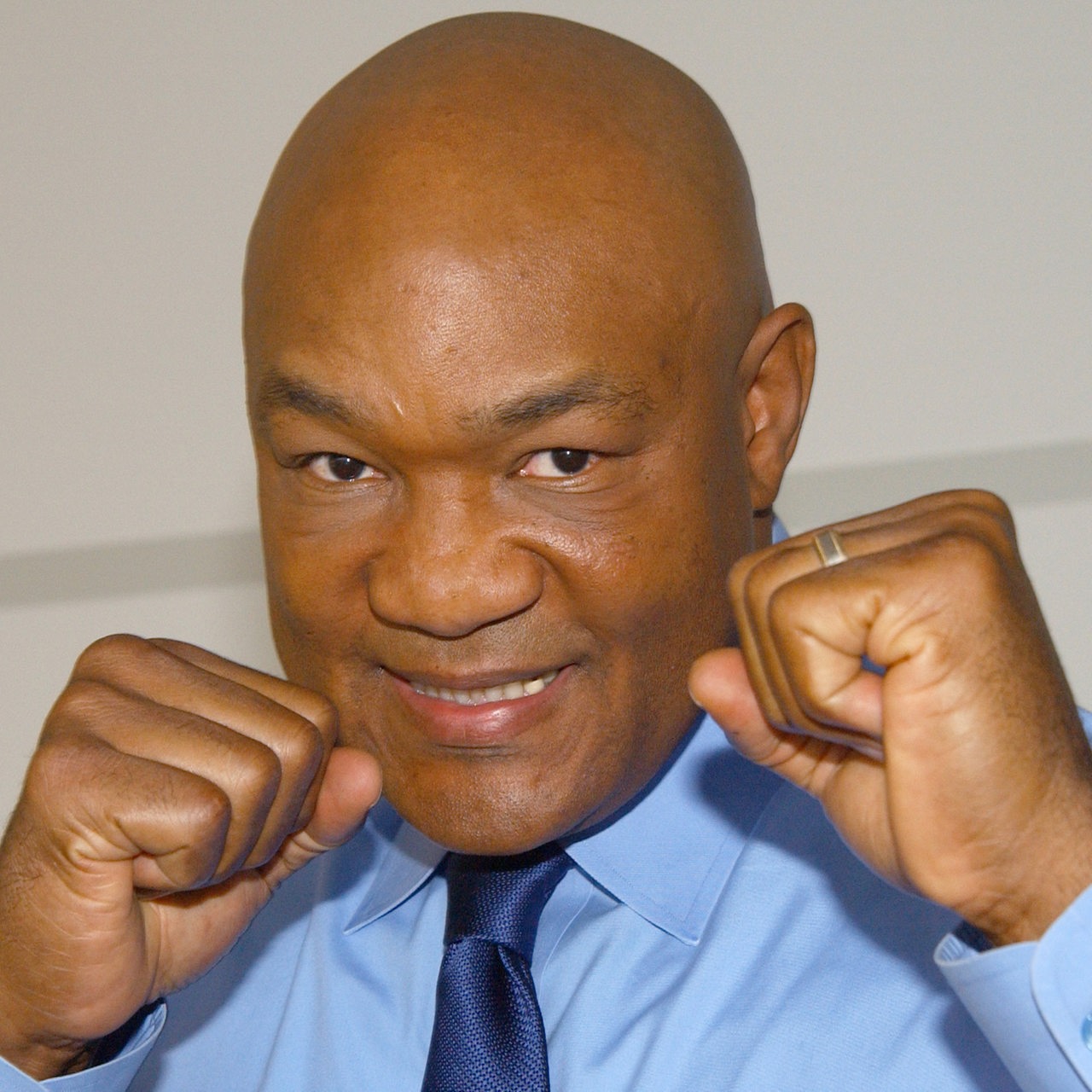 Der ehemalige Box- Schwergewichts-Weltmeister George Foreman ballt 2005 die Fäuste für die Kamera (Archivbild)