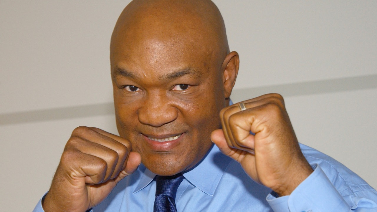 Der ehemalige Box- Schwergewichts-Weltmeister George Foreman ballt 2005 die Fäuste für die Kamera (Archivbild)