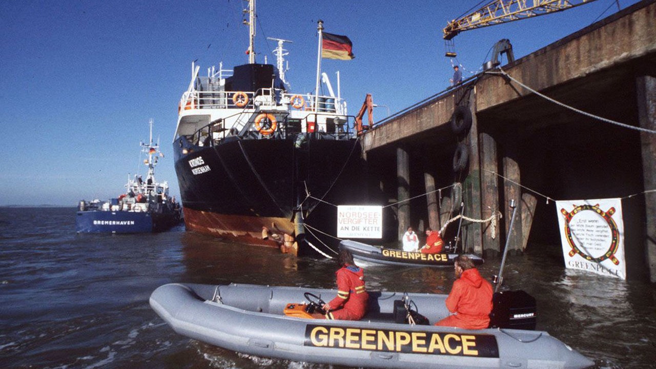 Mit Rettungsinseln ketteten sich Umweltschützer in Nordenham an Bug und Heck des Dünnsäuretankers "Kronos". 