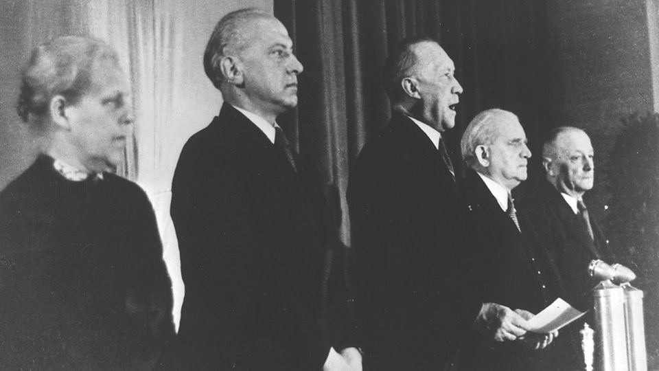 Konrad Adenauer verkündet 1949 im Parlamentarischen Rat offiziell das Grundgesetz.