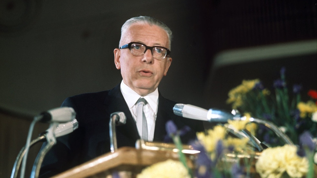 Der deutsche Bundespräsident (1969-1974) Gustav Heinemann während einer Rede beim deutschen Binnenschiffahrtstag in Köln im Juli 1969.