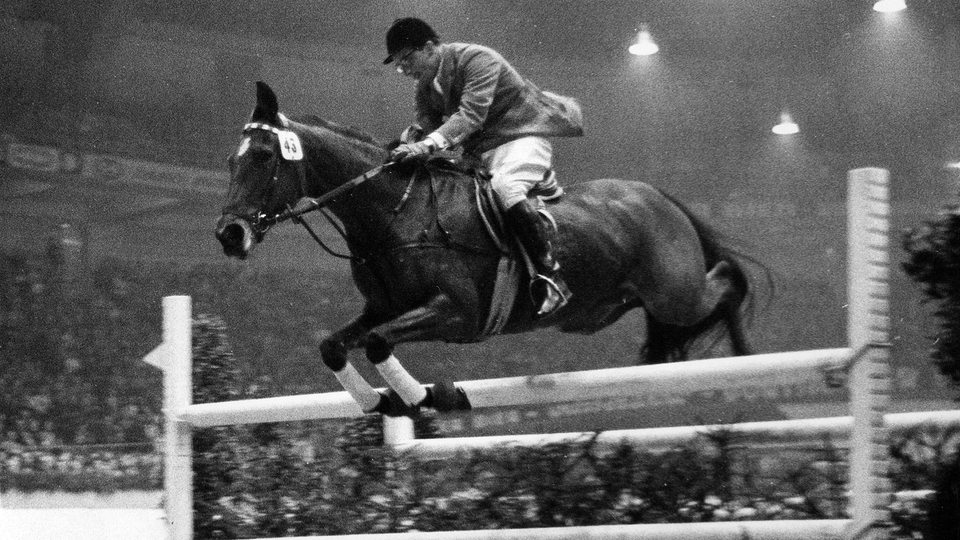 Hans-Günther Winkler auf seinem Pferd "Halla" beim Internationalen Reit- und Sprungturnier in der Dortmunder Westfalenhalle 1959