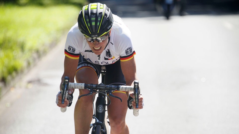 Radrennfahrerin Hanka Kupfernagel im Deutschlandtrikot beim Weltcup der Frauen 2015.