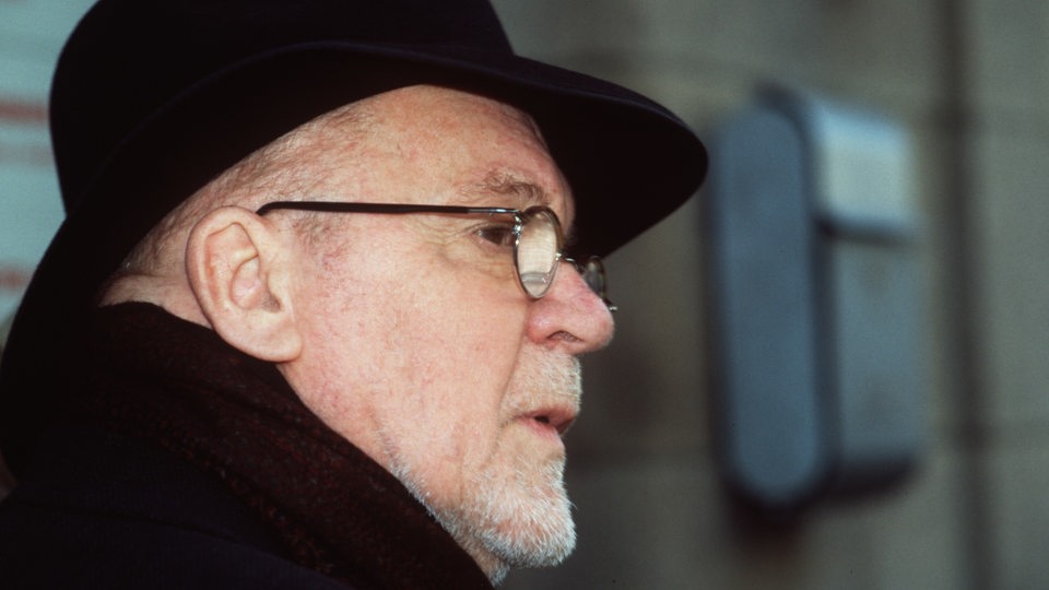 Porträt von Hanns-Dieter Hüsch im Halbprofil mit Hut 2000