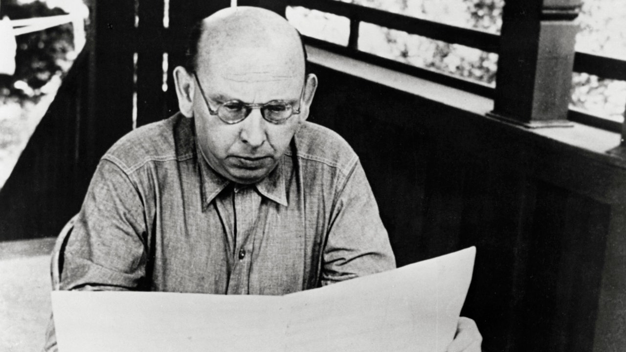 Hanns Eisler mit Notenblatt in Malibu um 1946