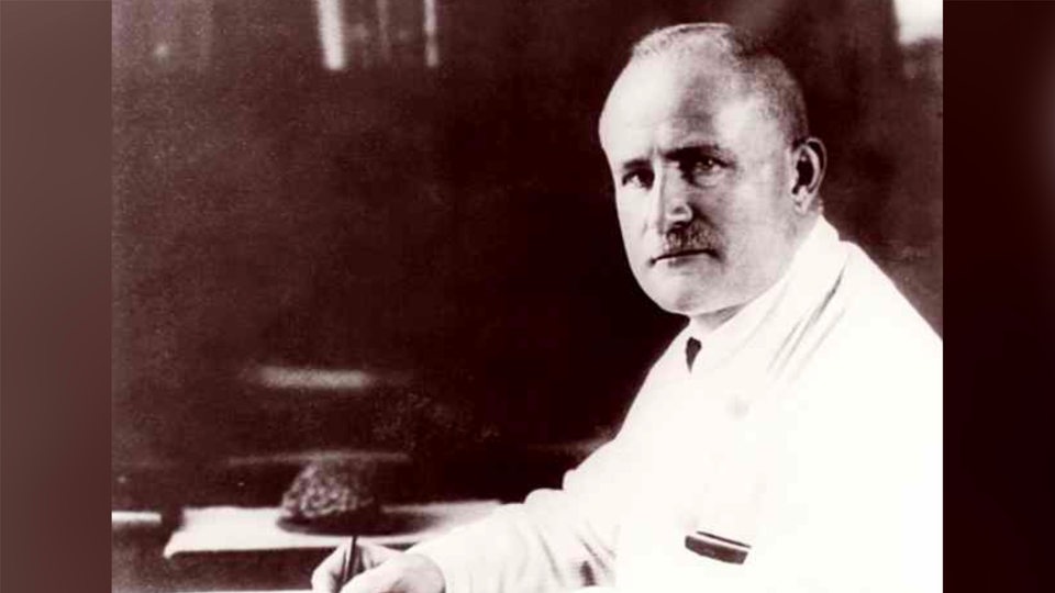 Der Neurologe und Psychiater Hans Berger um 1920 in Jena an seinem Schreibtische sitzend