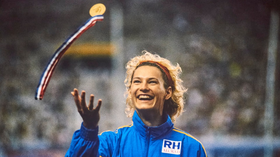 Heike Henkel bei der EM in Split wirft lachend ihre Goldmedaille in die Höhe.