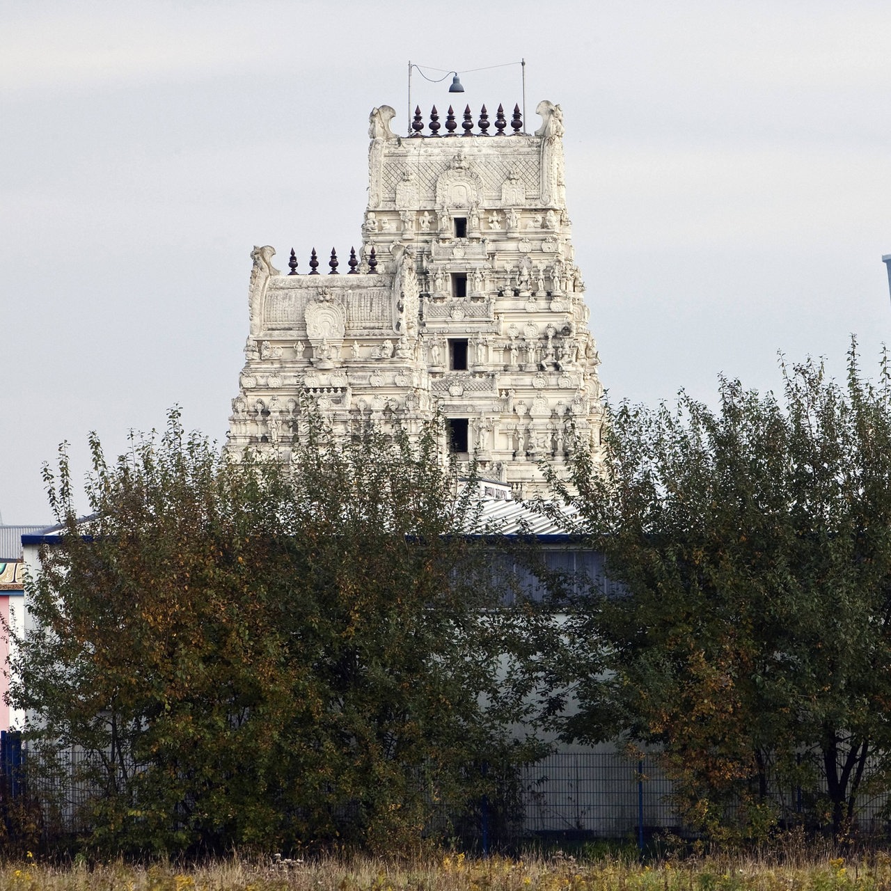 Hindutempel Sri Kamadchi neben dem Kühlturm des stillgelegten VEW-Kraftwerkes in Hamm (Archivbild)