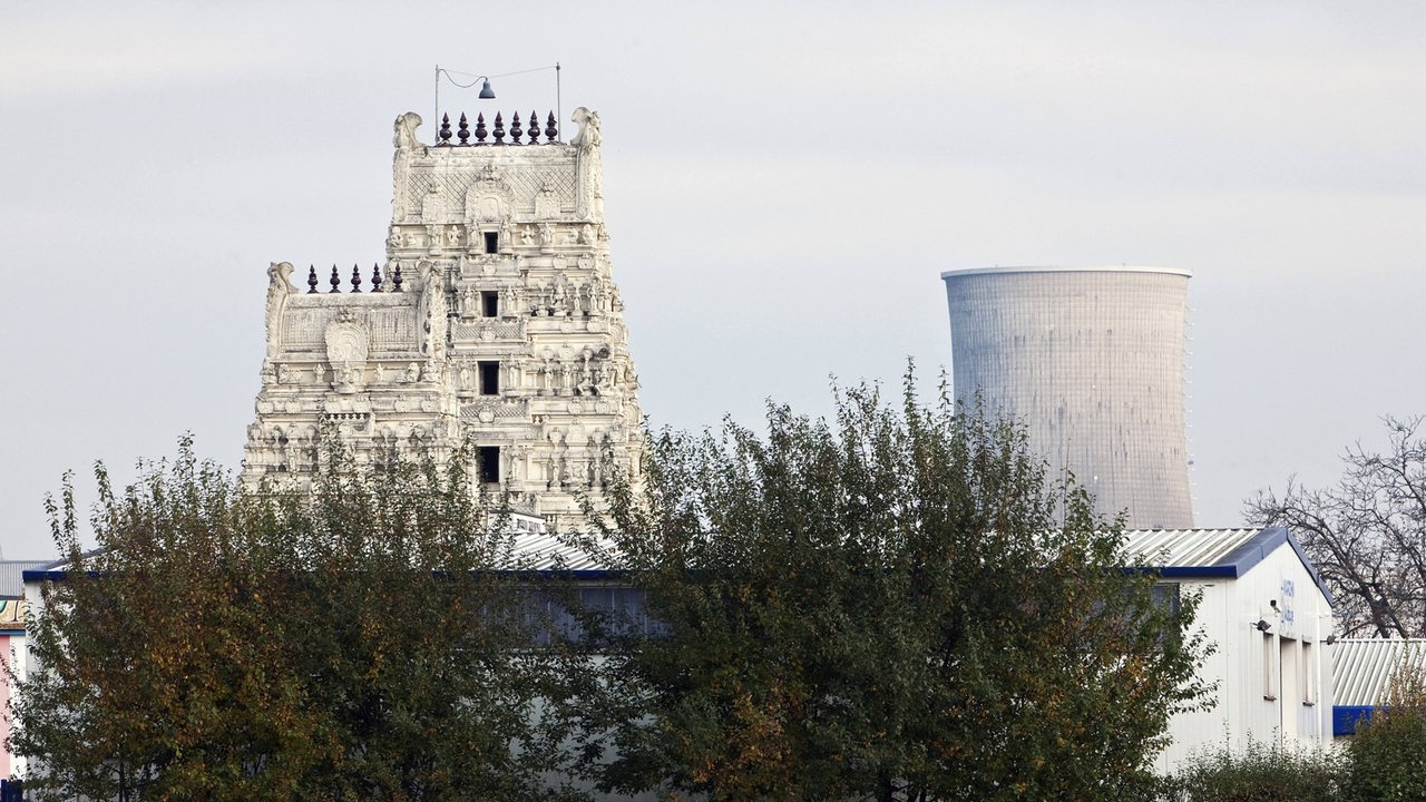 Hindutempel Sri Kamadchi neben dem Kühlturm des stillgelegten VEW-Kraftwerkes in Hamm (Archivbild)
