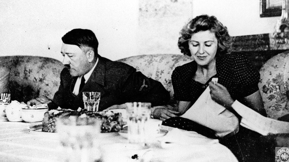 Adolf Hitler und Eva Braun auf dem Obersalzberg (Archivbild)