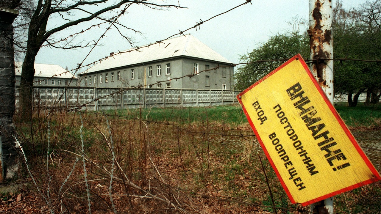 Hinter der ehemaligen Kaserne der Sowjetarmee in Magdeburg-Herrenkrug sollen KGB-Offiziere die Kisten mit den sterblichen Überreste von Eva und Adolf Hitler und der gesamten Familie Goebbels verbrannt haben. 