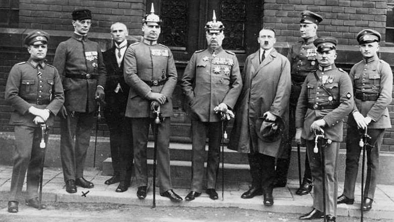 Die wegen Hochverrats Angeklagten im sog. Hitlerprozess (u.a. Adolf Hitler) stehen vor dem Volksgericht in München 1924