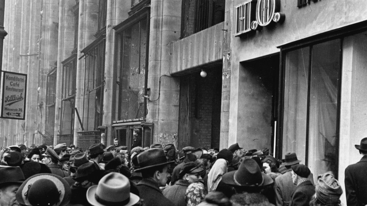 Andrang vor einem HO-Laden in Ostberlin um 1949