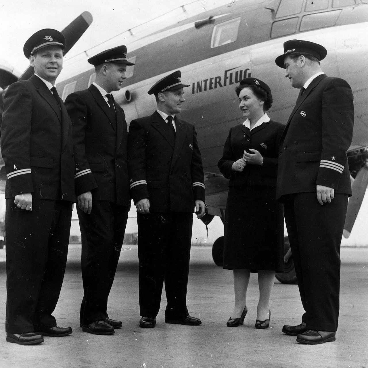 Erster Start der Interflug am 27.2.1959 von Berlin - Schönefeld nach Kopenhagen: Die Besatzung vor ihrer Maschine in der neuen Dienstkleidung
