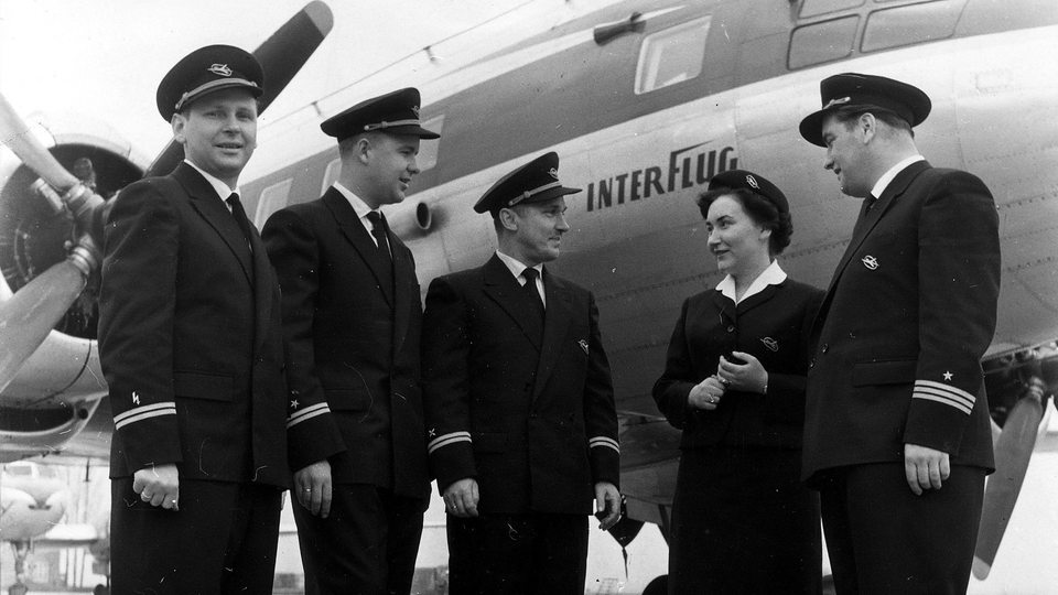 Erster Start der Interflug am 27.2.1959 von Berlin - Schönefeld nach Kopenhagen: Die Besatzung vor ihrer Maschine in der neuen Dienstkleidung