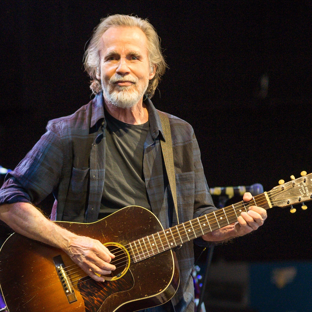 Der Musiker Jackson Browne mit Gitarre auf der Bühne