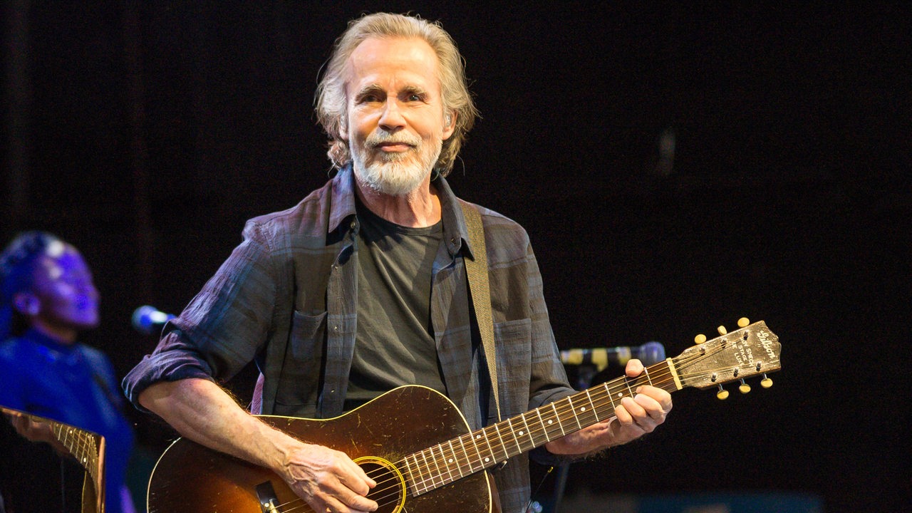 Der Musiker Jackson Browne mit Gitarre auf der Bühne