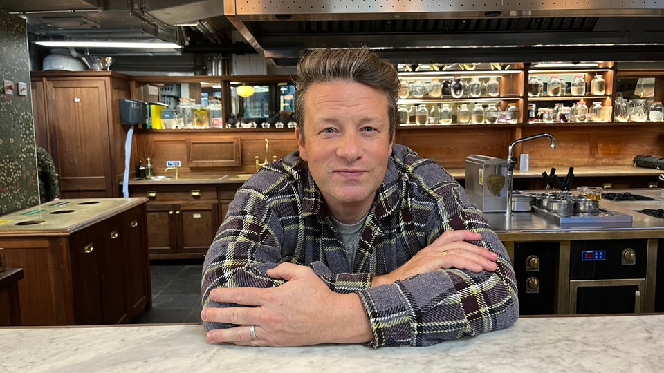 Der britische Koch, Fernsehkoch, Gastronom sowie KochbuchverfasserJamie Oliver steht in seiner Firmenzentrale.