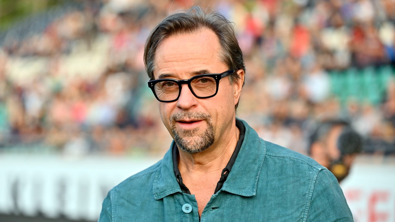 Porträt von Jan-Josef Liefers im August 2022