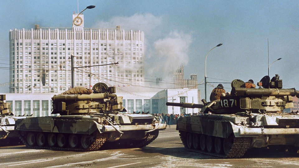 Russische T-80 Panzer eröffnen am 4. Oktober 1993 das Feuer auf das Moskauer Parlamentsgebäude. 