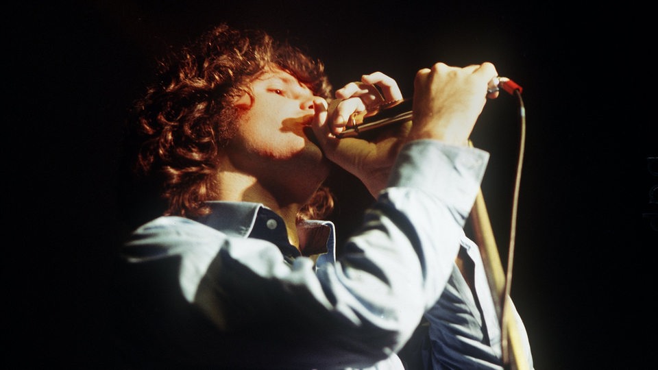 Der legendäre Sänger Jim Morrison der US-Rockgruppe "The Doors" während eines Auftritts. 