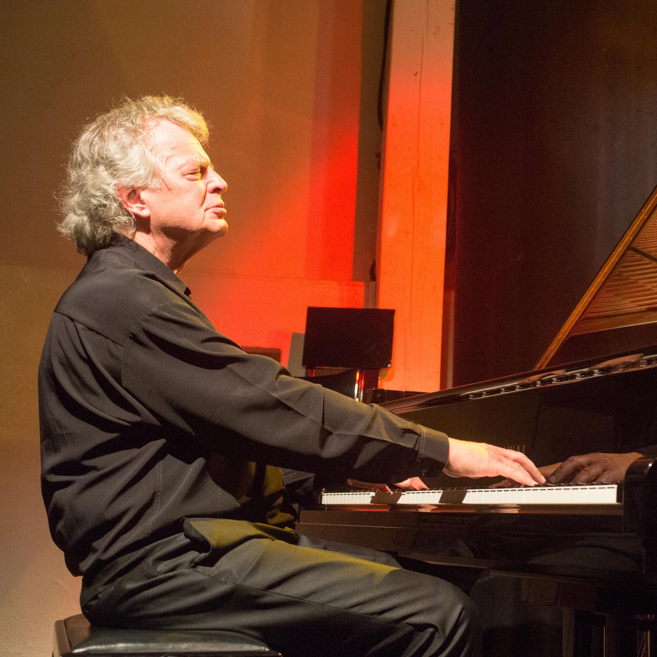 Der Jazzpianist Joachim Kühn am Flügel