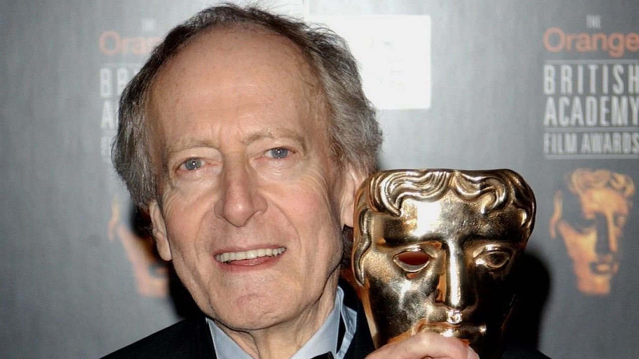 Der Komponist John Barry freut sich bei den British Academy Film Awards in London über seine Auszeichnung 