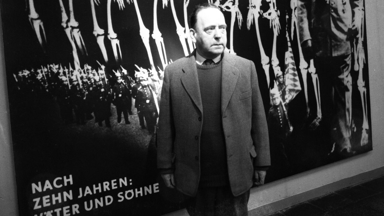 Der Künstler und Erfinder der politischen Fotomontage John Haertfield bei einer Ausstellung seiner Werke im Jahre 1964 in Ost-Berlin.