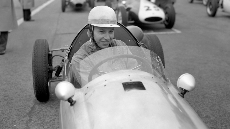 Rennfahrer John Surtees 1960 in seinem Formel 1 Wagen.