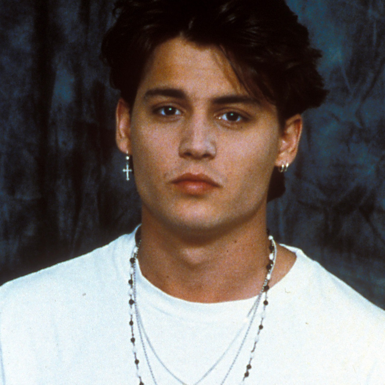 Johnny Depp im Jahre 1987 posiert für die Kamera in Bluejeans und Shirt.