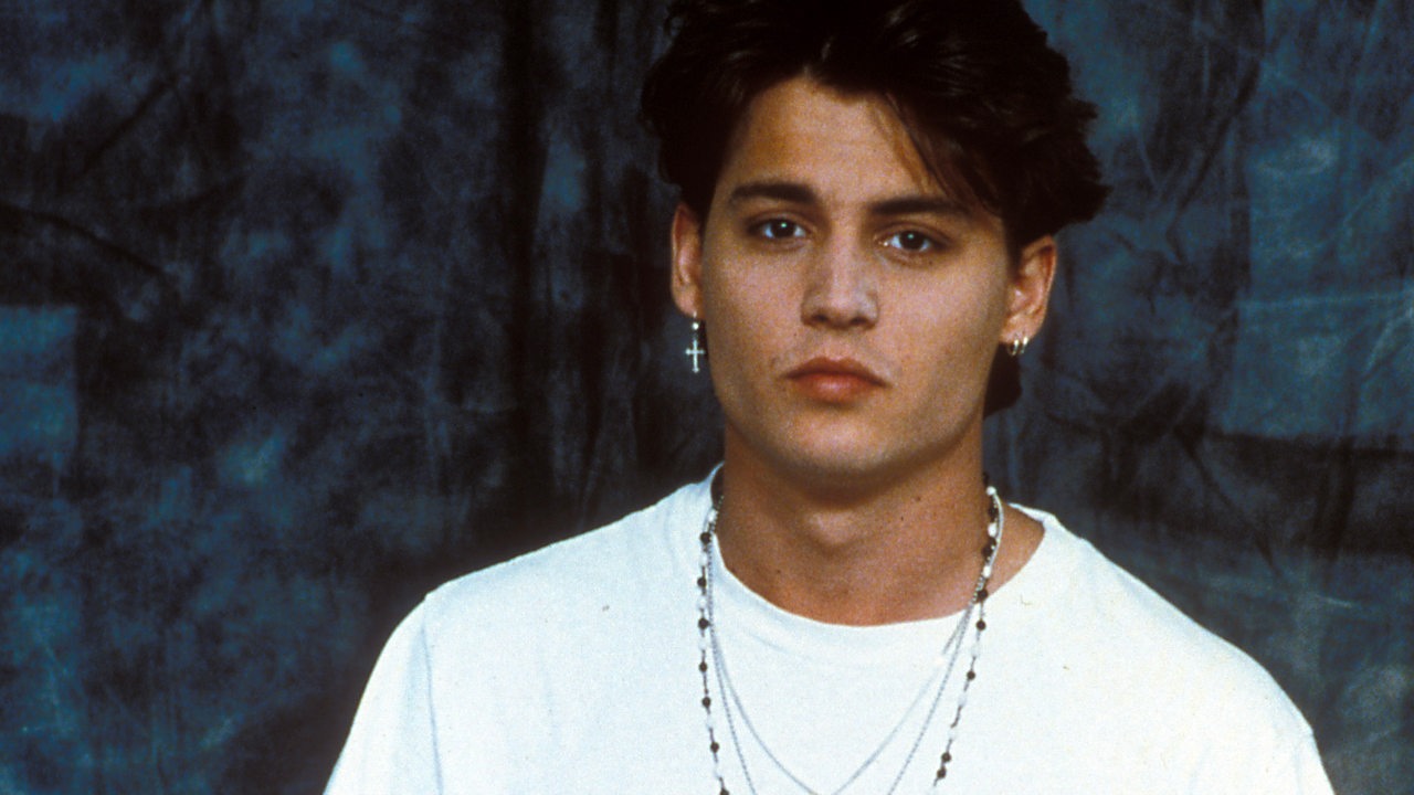 Johnny Depp im Jahre 1987 posiert für die Kamera in Bluejeans und Shirt.