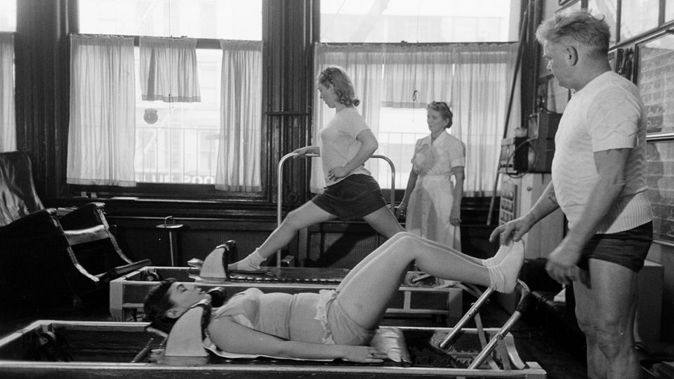 Joseph Pilates als Trainer in seinem Studio um 1950